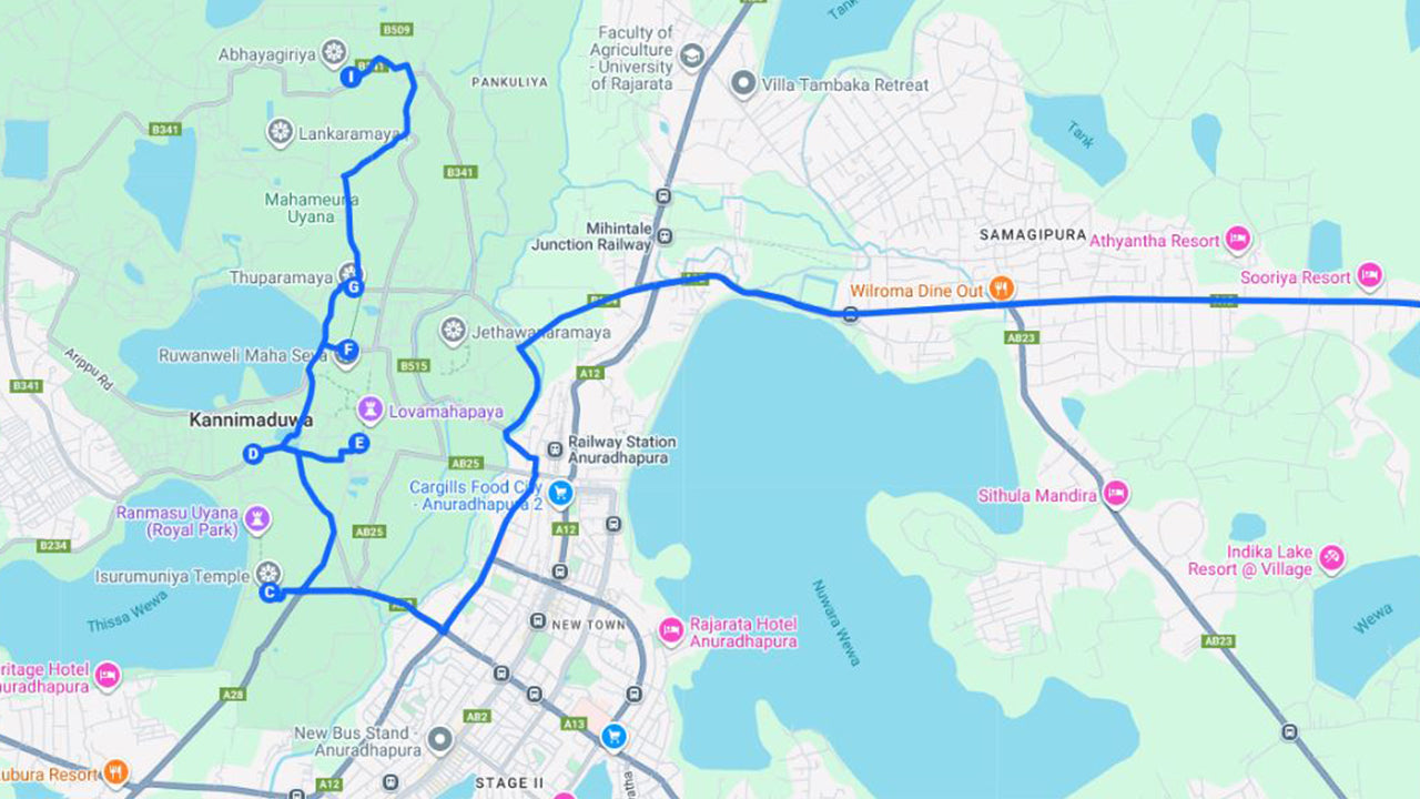 Posvátné město Anuradhapura ze Sigiriye