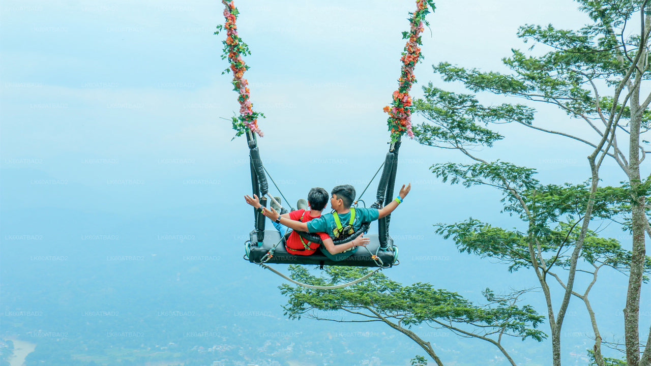 Houpačka v Ambuluwawě s panoramatickým výhledem na Kandy