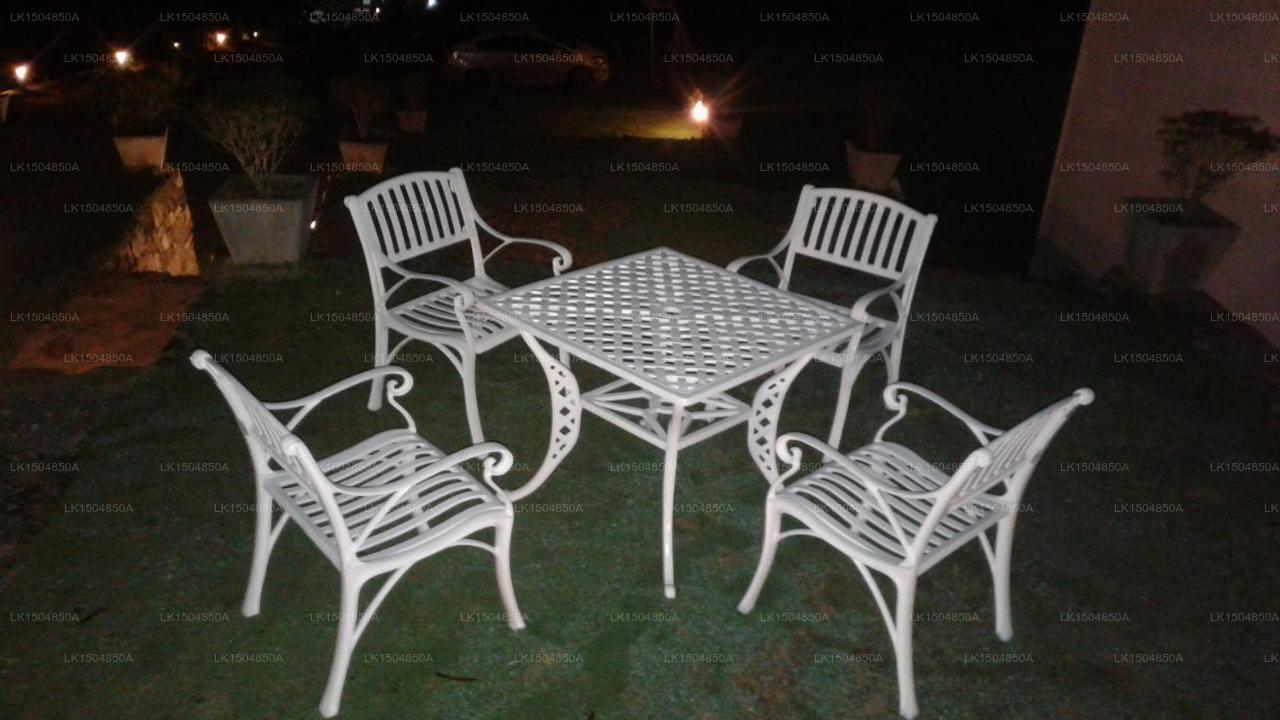 Hotel Alta Vista, Ella