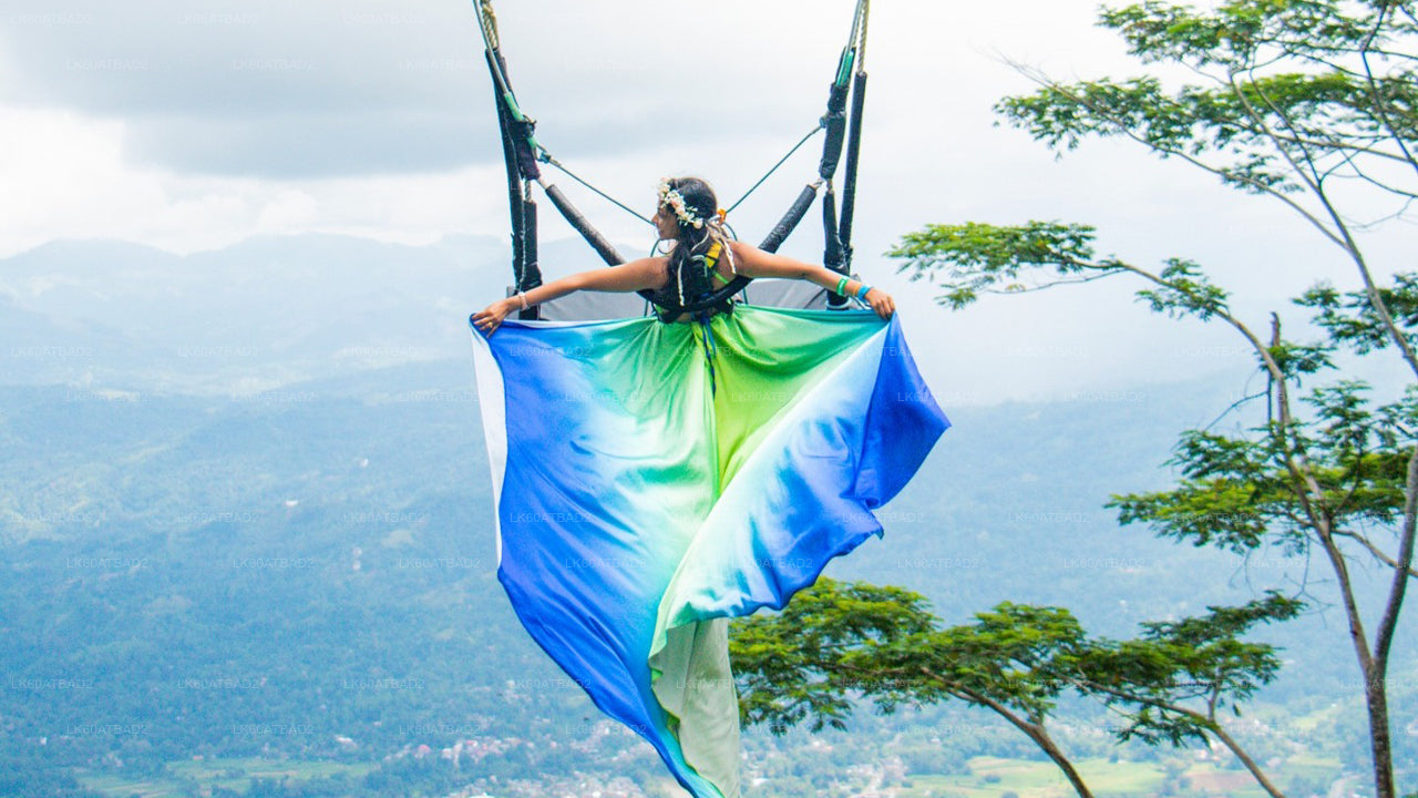 Houpačka v Ambuluwawě s panoramatickým výhledem na Kandy