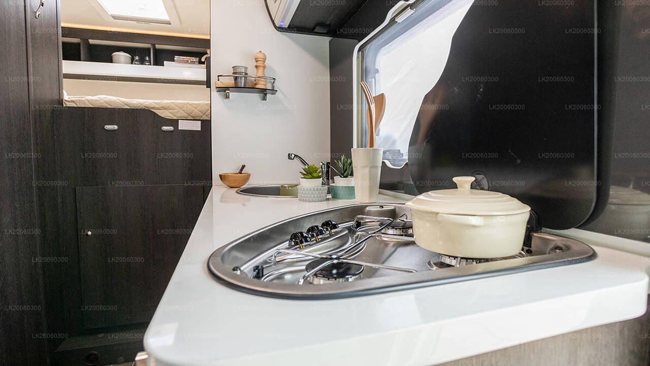 Půjčovna obytných vozů s řidičem (Roller Team - Zefiro 690G)