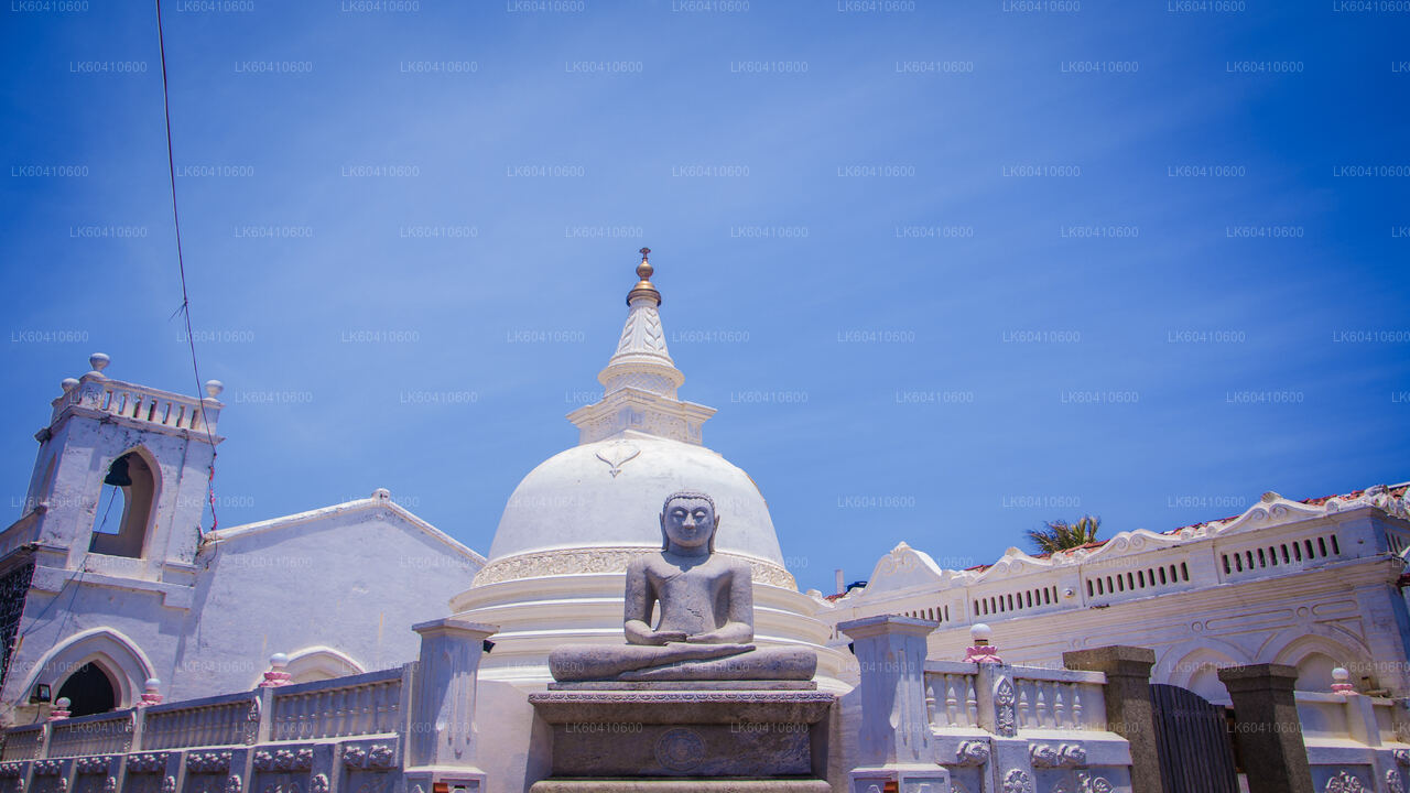 Skryté chrámy a odlehlé pobřeží z Unawatuny