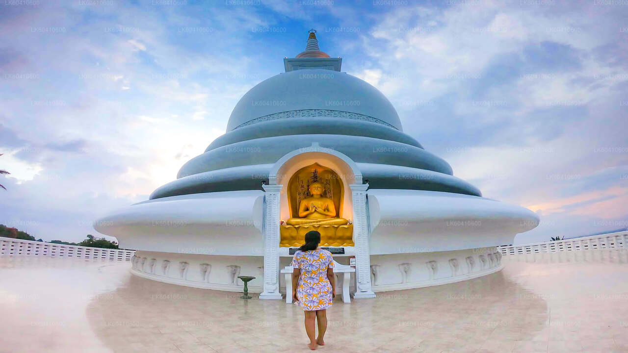 Skryté chrámy a odlehlé pobřeží z Unawatuny