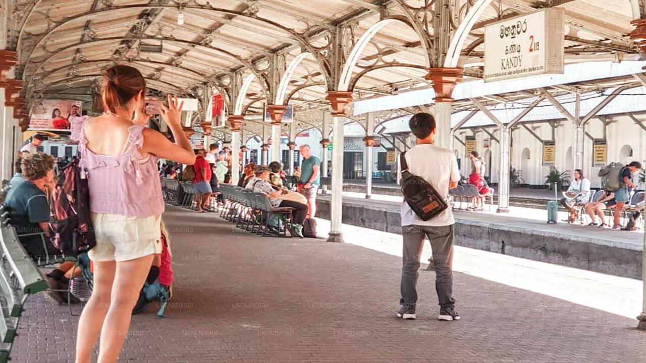 Jízda vlakem z Kandy do Elly (vlak č.: 1015 „Udarata Menike“)